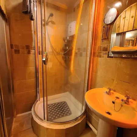 Self Catering Magical Guestroom With Outdoor Hot Tub